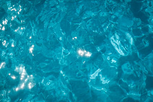 Klares blaues Meerwasser auf der schönen Insel Ibiza