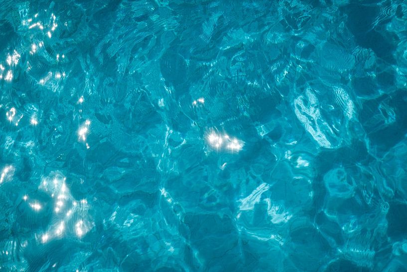 Helder blauwe zeewater van het prachtige eiland Ibiza van Diana van Neck Photography