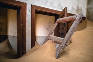 Intérieur avec porte desserrée dans le sable du désert - Kolmanskop, Namibie
