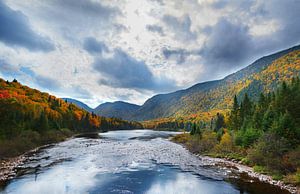Vue de la rivière en automne, parc national de la Jacques-Cartier, Canada