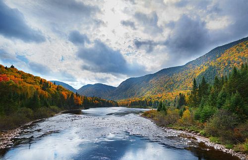 Rivierzicht in de herfst, Nationaal Park Jacques-Cartier, Canada