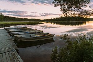 Boats in the lake of Säfsen resort in Dalarna Zweden van Yvonne Ten Bruggencate