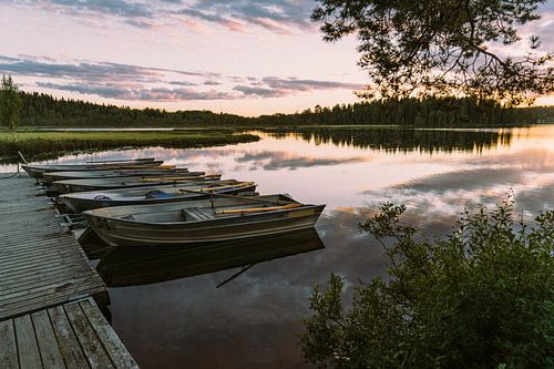 Bateaux dans le lac de la station de Säfsen en Dalécarlie (Suède)
