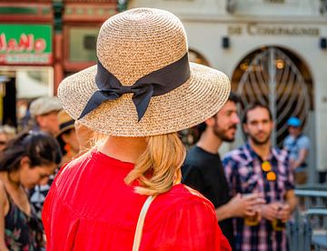 Blonde Frau mit Strohhut