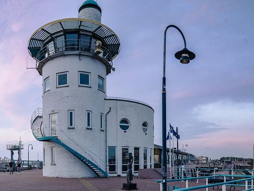 Vuurtoren tijdens het blauwe uurtje van Kathleen Ooms
