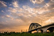 Zonsondergang boven de oude IJsselbrug Zwolle van Michel Knikker thumbnail