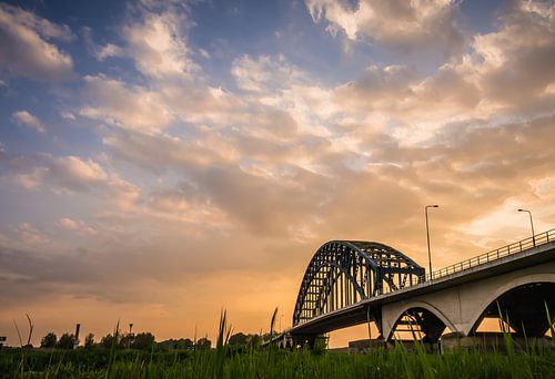 Zonsondergang boven de oude IJsselbrug Zwolle