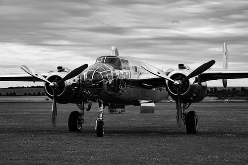 Nordamerikanische ROTE BULL B-25J Mitchell