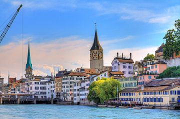 Stadsgezicht van Zürich in de zomer by Dennis van de Water