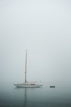 Boot im Nebel von Remco van Adrichem