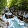 De Soča rivier stroomt met veel kracht door de kloof Velika Korita van OCEANVOLTA