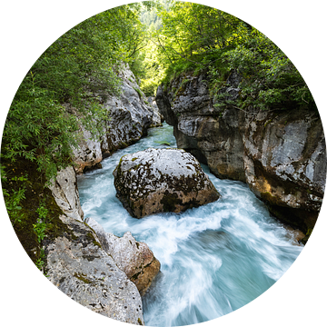 De Soča rivier stroomt met veel kracht door de kloof Velika Korita van OCEANVOLTA