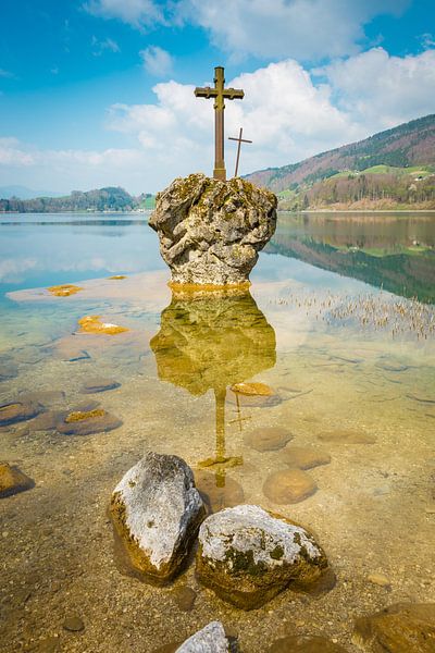 Mondsee met kruissteen van Martin Wasilewski