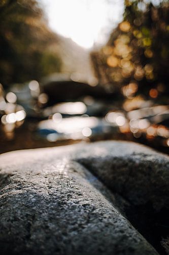 Sonnenstrahlen treffen auf Steine im Wasser