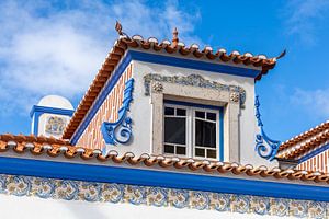 Verzierte Dachgaube in Ericeira, Portugal