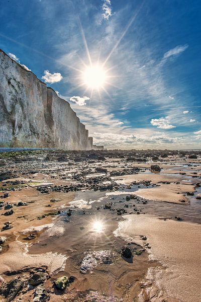 De krijtrotsen bij Ault, Picardie, Frankrijk en de zon bij laag water von Harrie Muis