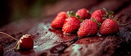Saftige Erdbeeren auf Holzuntergrund von Poster Art Shop