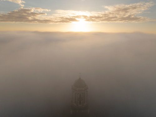 Peperbuskerktoren in Zwolle boven de mist