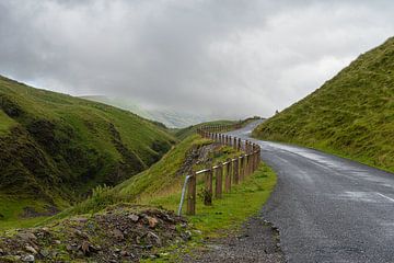 Countryroad in Schotland van Ron Jobing
