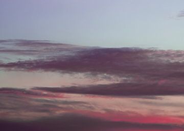 Blauwe lucht met paars roze wolken van Pictures by Chi