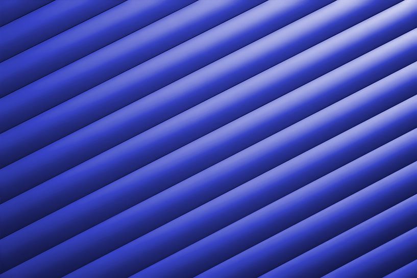 geschlossene blaue Jalousie an einem Fenster von Heiko Kueverling