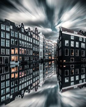 Le canal d'Amsterdam abrite un ciel dramatique de reflets