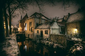 Historic city centre of Gouda in the snow by Eus Driessen
