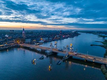 Stadsbrug Kampen aan de oever van de IJssel tijdens zonsondergang