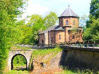 Oud kerkje met spoortunneltje