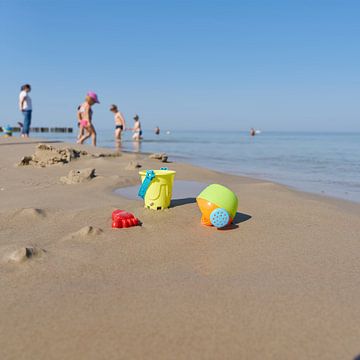 Speelgoed op het strand van Heiko Kueverling