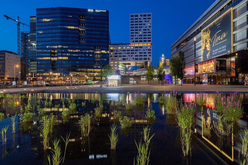 Abendstimmung am Jaarbeursplein, Rathaus und Beatrix-Gebäude, Utrecht von Russcher Tekst & Beeld