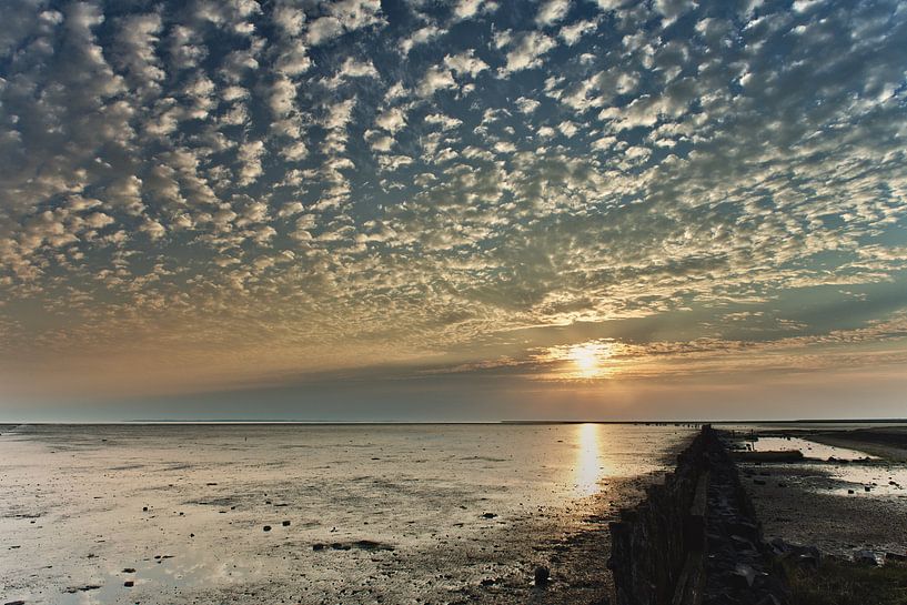 Schapenwolken over de Waddenzee bij zonsopkomst van Dirk-Jan Steehouwer