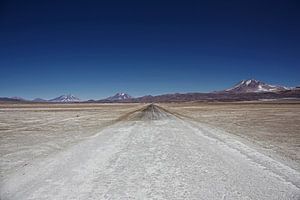 Unbefestigte Straße irgendwo zwischen den Grenzen von Chile und Bolivien von Tjeerd Kruse