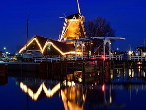 Haven van Harderwijk met molen tijdens het blauwe uurtje van Gerard de Zwaan