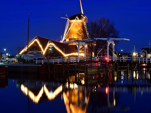 Le port de Harderwijk avec son moulin à vent pendant l'heure bleue