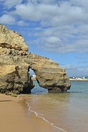 Felsentor an der märchenhaften Praia do Pinhão in Lagos - Algarve