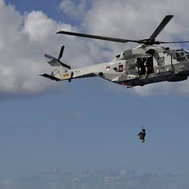 Oefening met marine helicopter sur Gilian Fijen