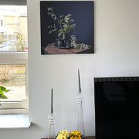 Photo de nos clients: Nature morte au persil de vache et à l'étain sur bois [carré]. par Affect Fotografie, sur artframe