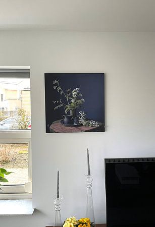 Stilleben mit Kuh-Petersilie und Zinn auf Holz [quadratisch].