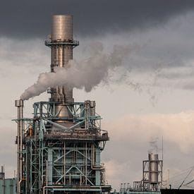 Industrielle Fabrik mit Rauch, der aus dem Schornstein kommt von Robin Jongerden