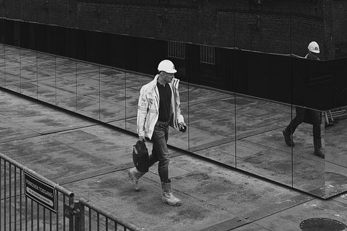 Reflecties in de bouwkeet in de Hofvijver in Den Haag