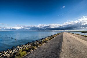Bedrohliche Wolken über dem Deich von Markerwaard