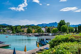 Ein Blick auf die Seepromenade in Velden am schönen Wörthersee von Andreas Völkel