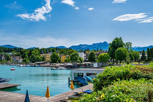 Uitzicht op de promenade in Velden aan het prachtige Woerthersee meer