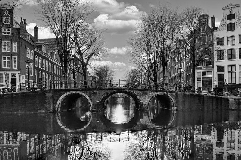 Brücke über die Herengracht in Amsterdam von Peter Bartelings
