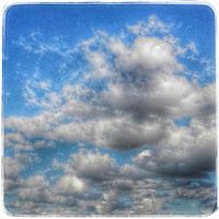 Wolken in blauwe Nederlandse lucht