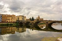 Brug in weerspiegeling, Florence Italie