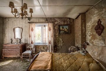 decay bedroom urbex by Sander Schraepen