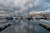 Zware wolken boven de haven van Frans Nijland thumbnail