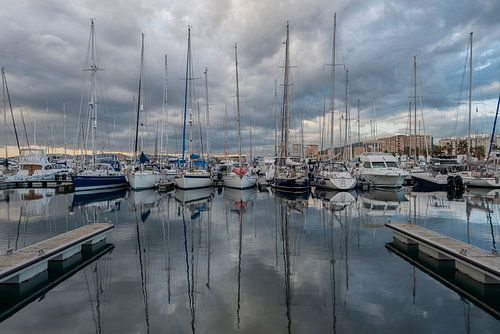 De gros nuages au-dessus du port